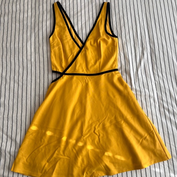 NBD REVOLVE - Yellow Backless mini Dress - Picture 2 of 3